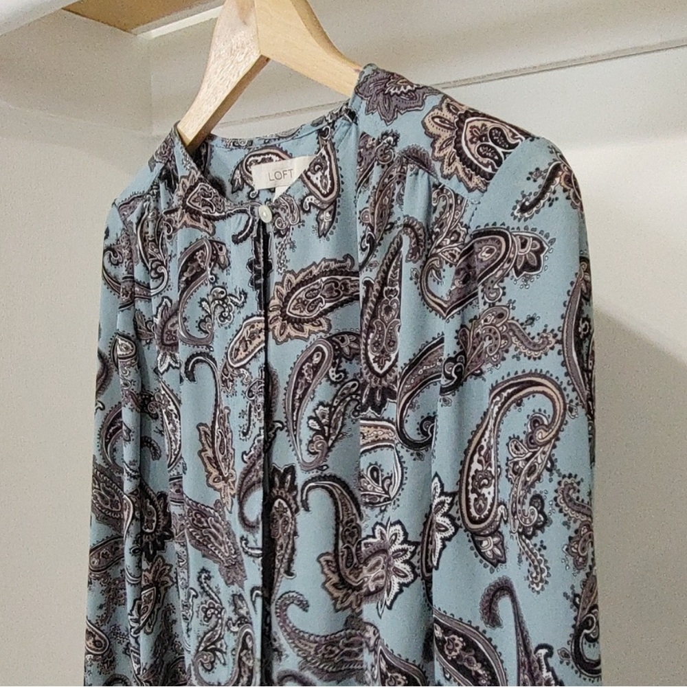 LOFT BEAUTIFUL BLUE PAISLEY BLOUSE SOPHISTICATED DRESSED UP OR WITH JEANS - Picture 3 of 7